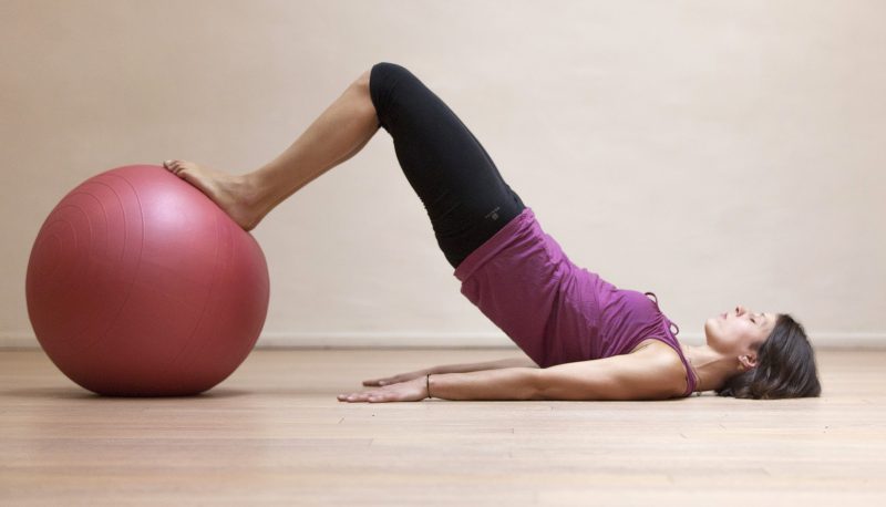 Exercice de Pilates sur ballon à CHAPS — La salle à Paris
